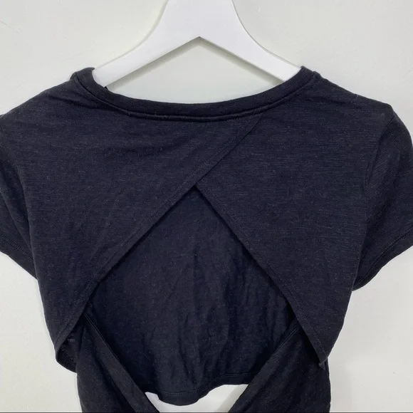 CALE Knotted Hem Tee Black size M - Picture 4 of 8